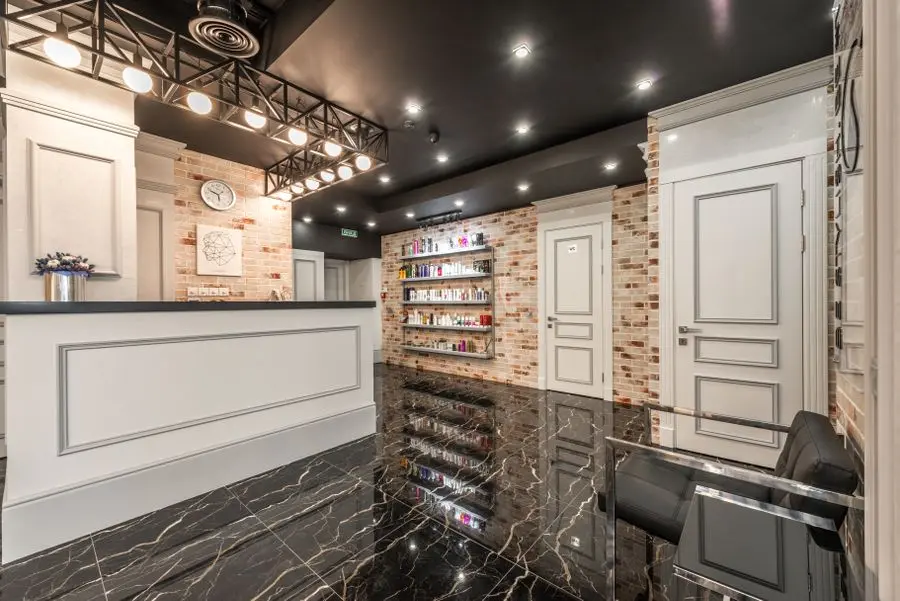 Salonun modern iç mekânı
